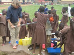 In Uganda arbeitet der Geislinger Thomas Bopp an Hilfsprojekten mit. Ehemalige Mitschüler starten eine Spendenaktion.